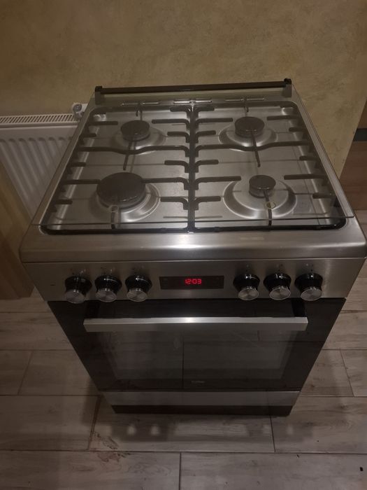 Kuchenka gazowa z piekarnikiem elektrycznym oraz termobiegiem  60