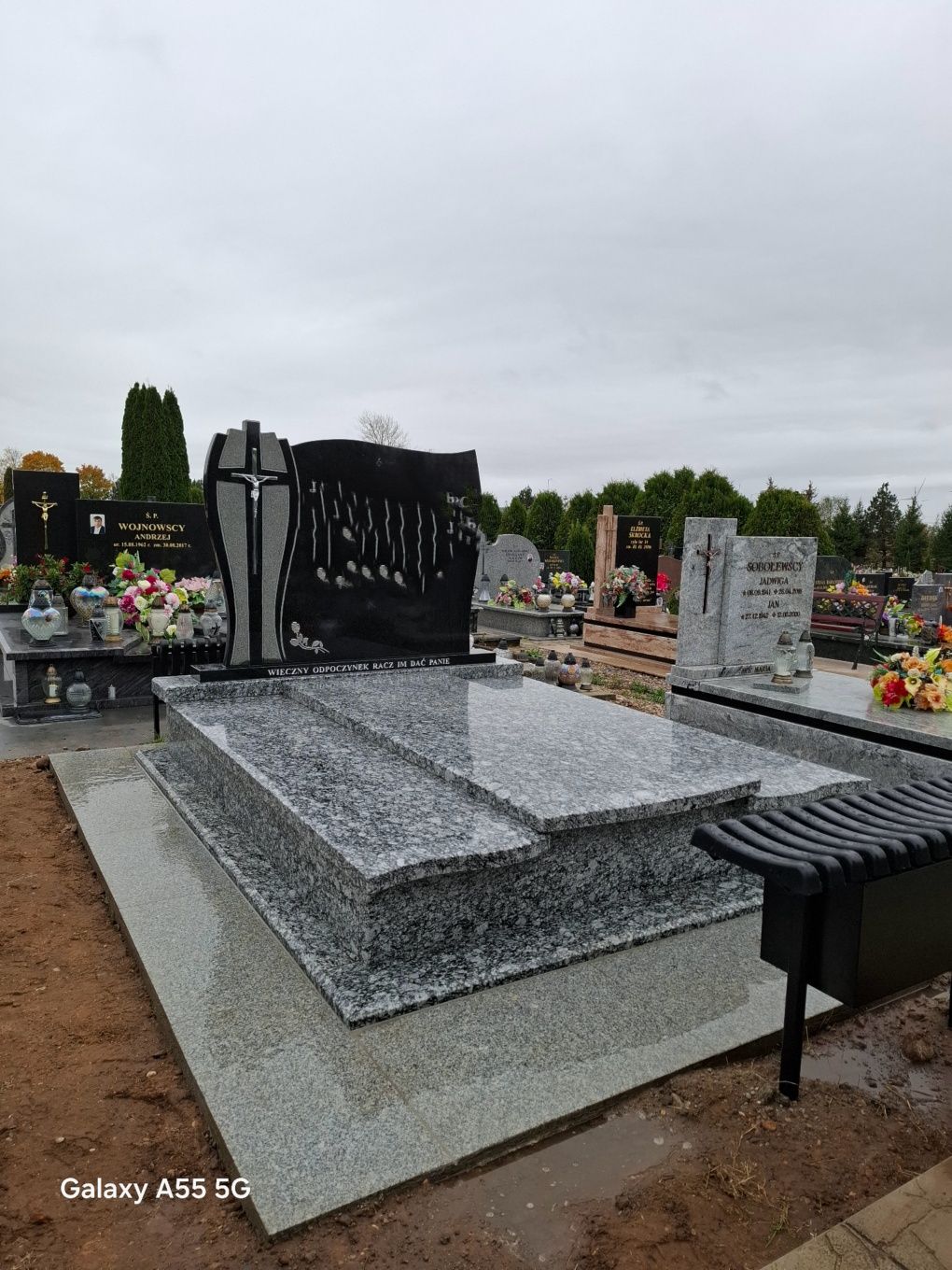 Nagrobki pojedyncze oraz podwójne w atrakcyjnych cenach