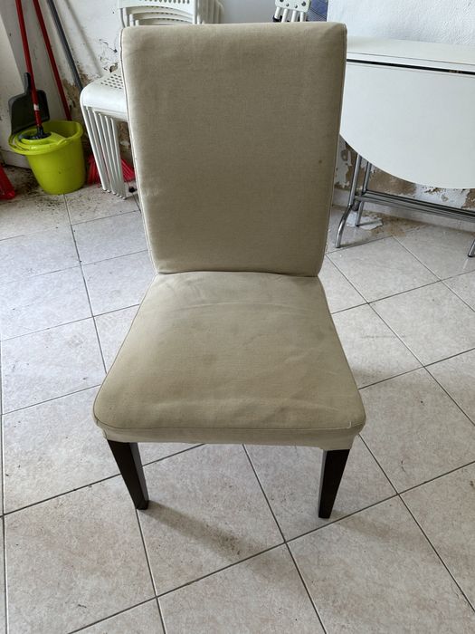 Cadeiras de madeira com forra de pano