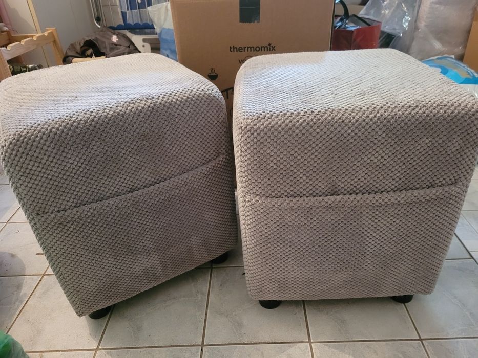 2 pufy w kolorze szarym