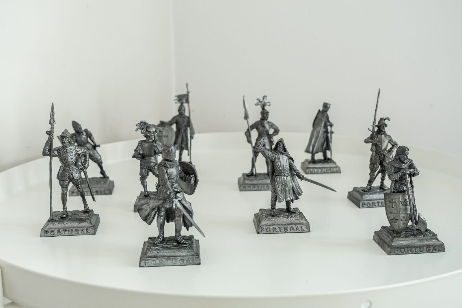 Estatuetas encantadoras de cavaleiros europeus para sua coleção