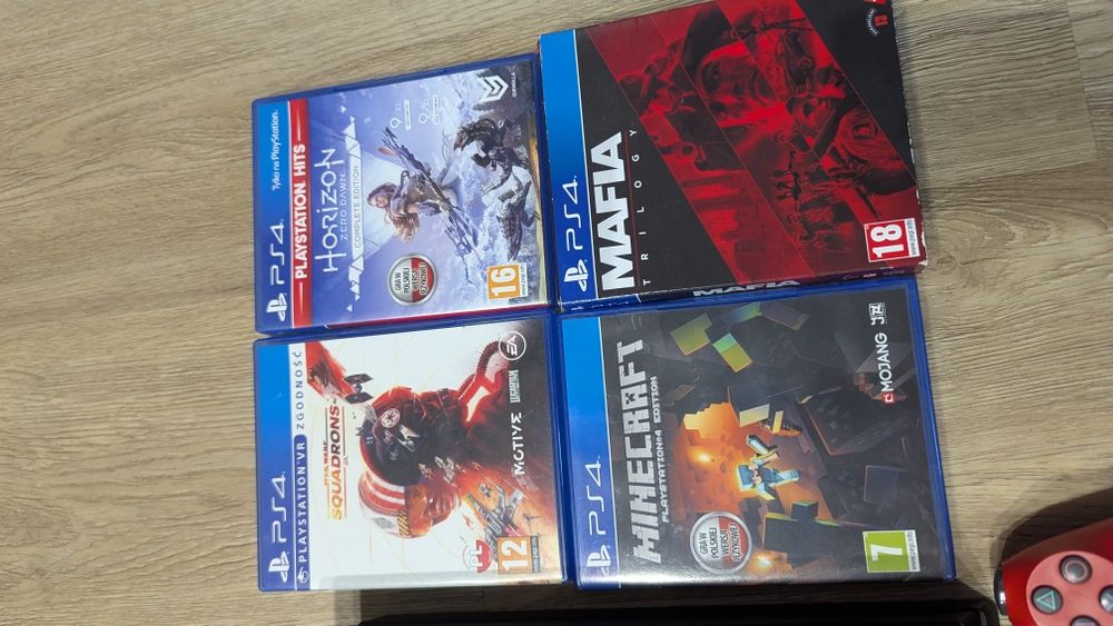 PS4 pro +2 pady + gry
