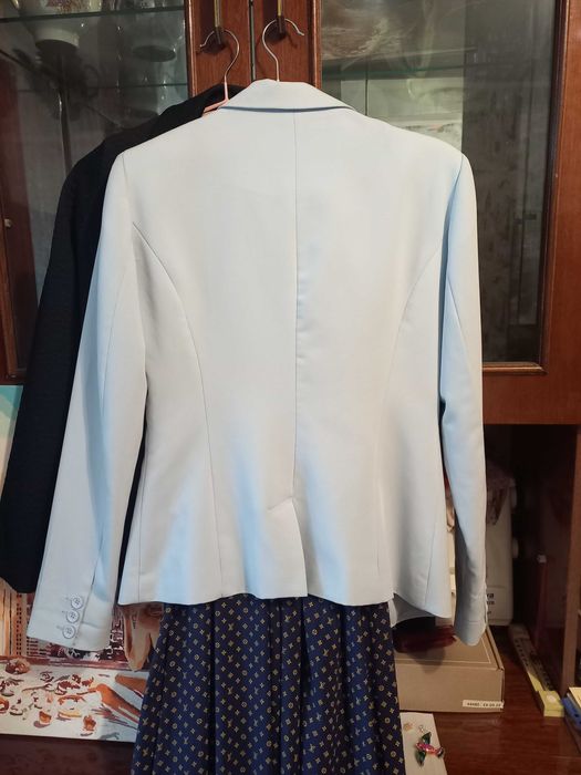 Продам красивий блакитний жіночий піджак, ніжна дуже приємна тканина!