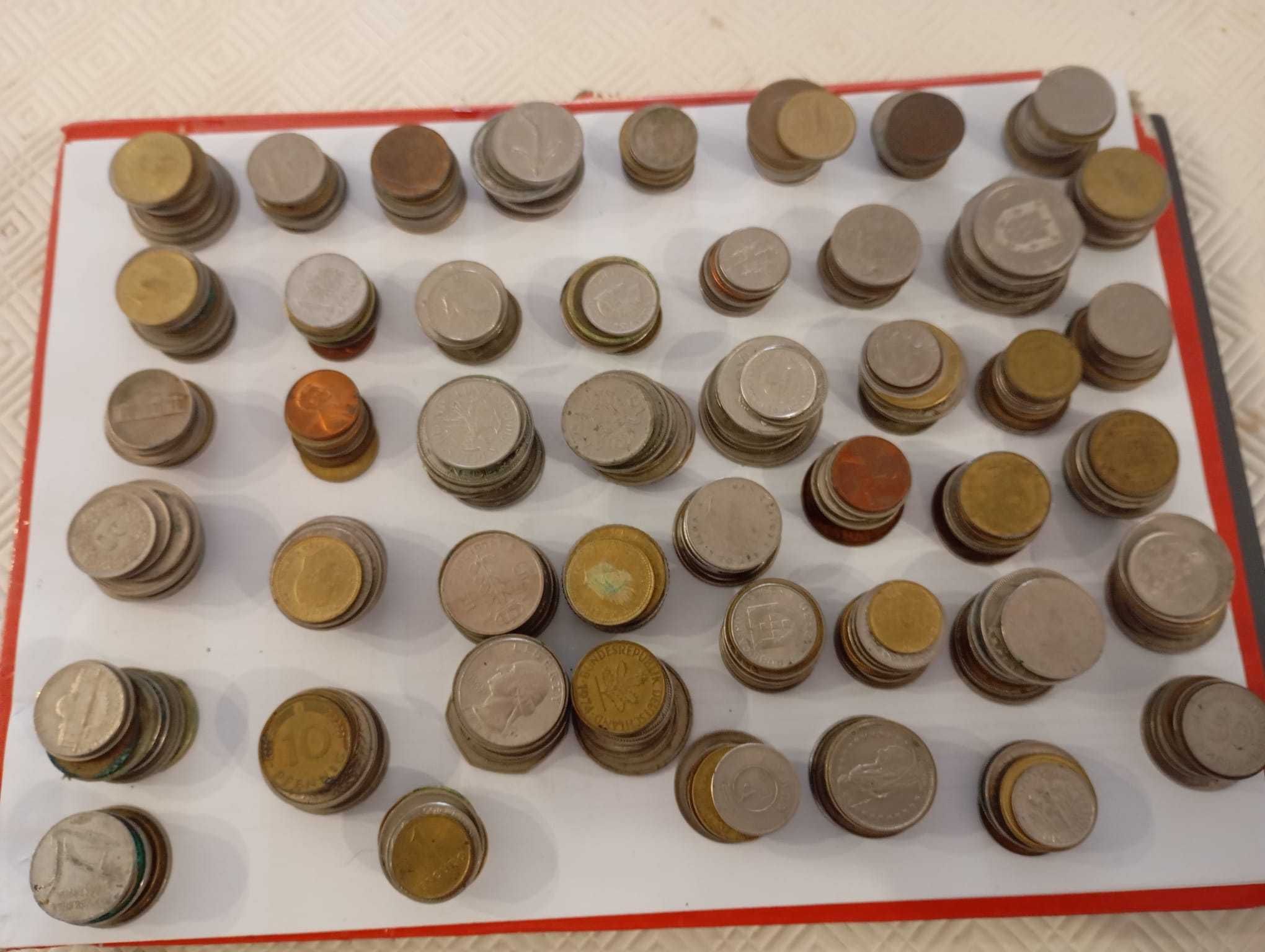 Várias moedas de diferentes países