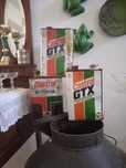 Conjunto de várias latas de lubrificante antigas e