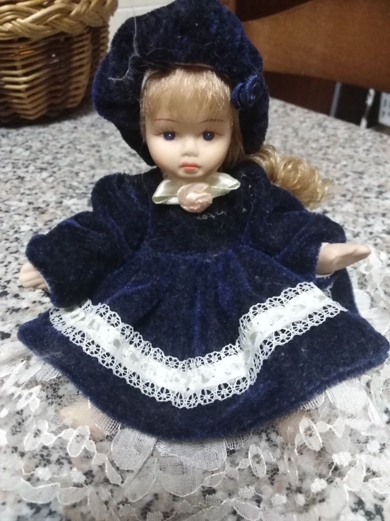 Boneca de porcelana antiga