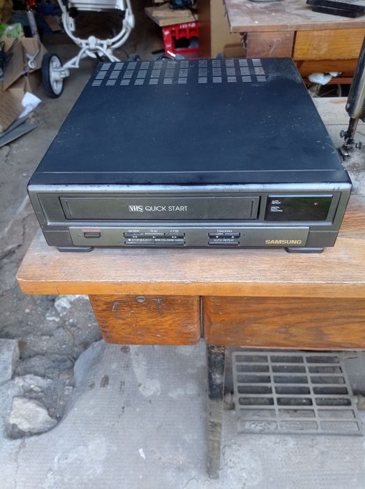 Magnetowid VHS Samsung + pilot, idealny dla kolekcjonera lub na części