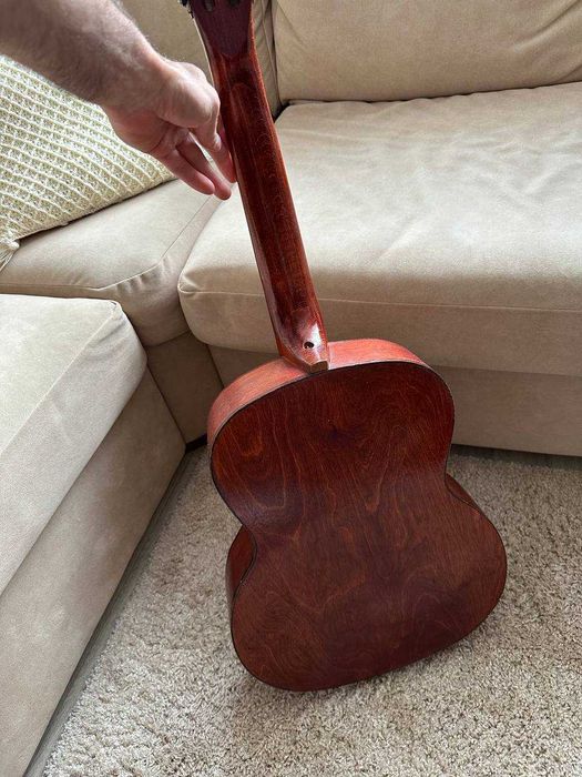 Продам шестиструнную акустическую гитару (нужен ремонт).