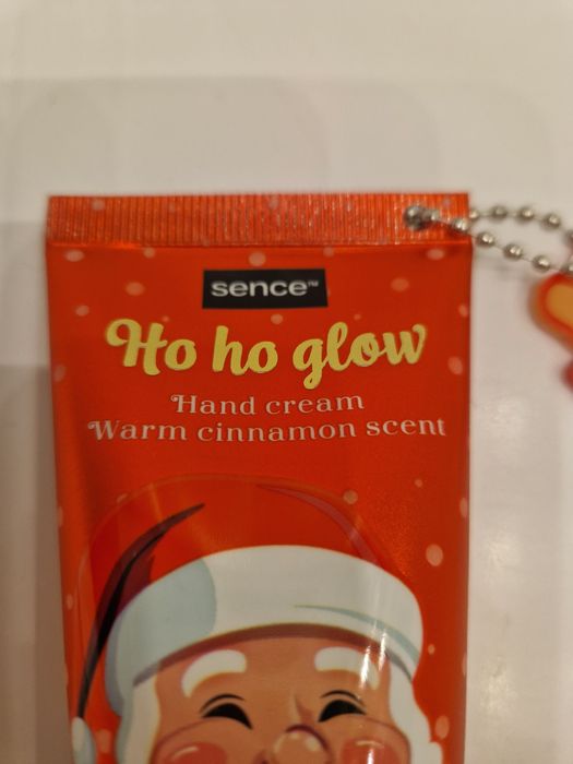 Cynamonowy krem do rąk Sence z breloczkiem w kształcie prezentu.