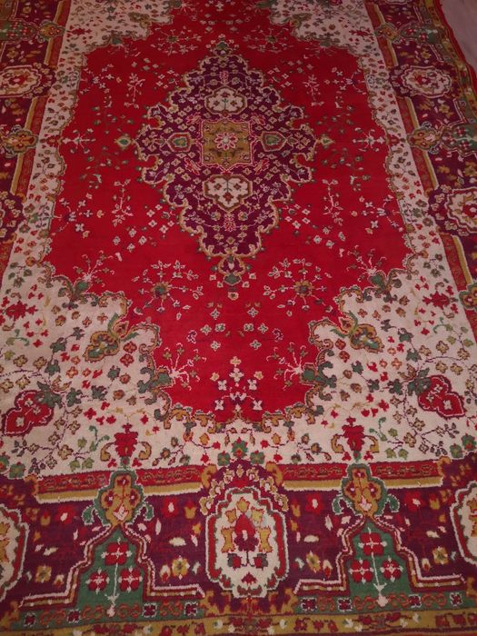 Шерстяний ковер в гарному стані