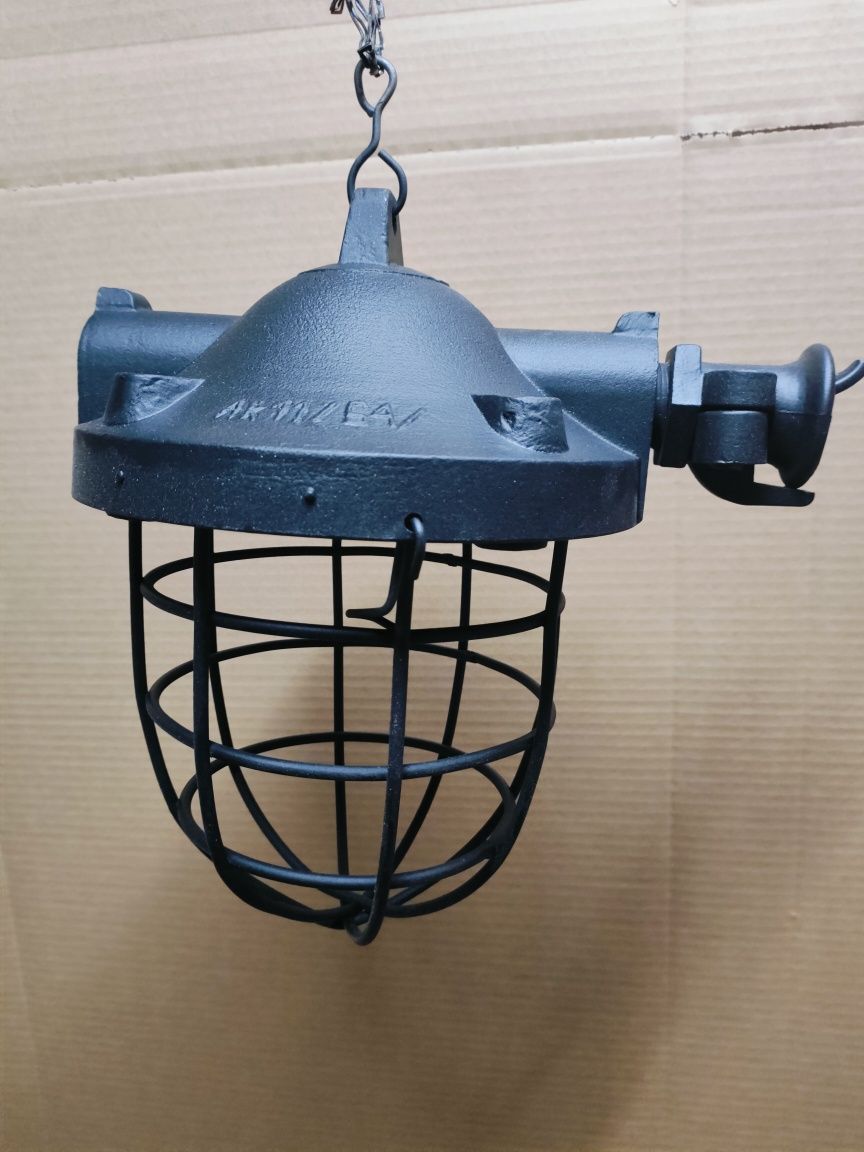 Czarna lampa warsztatowa PRL odrestaurowana Loft