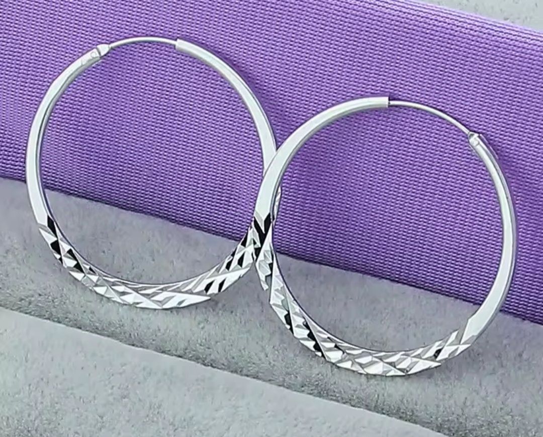 Nowe srebrne kolczyki o średnicy 4 cm nowe