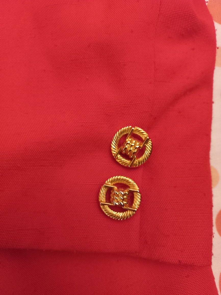 Blazer alinhado vermelho com botões dourados