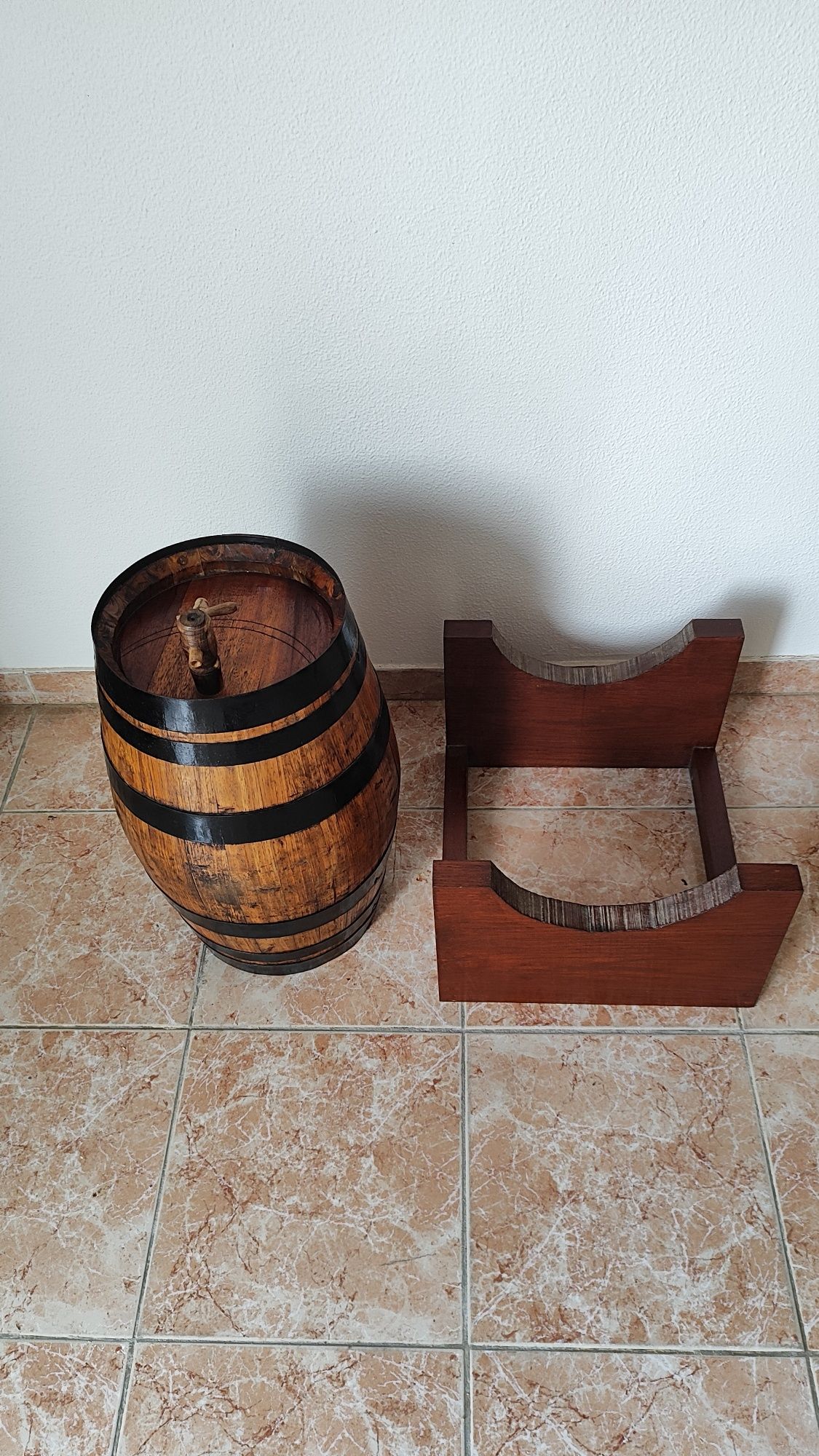 Barril 24 litros com suporte em madeira.
