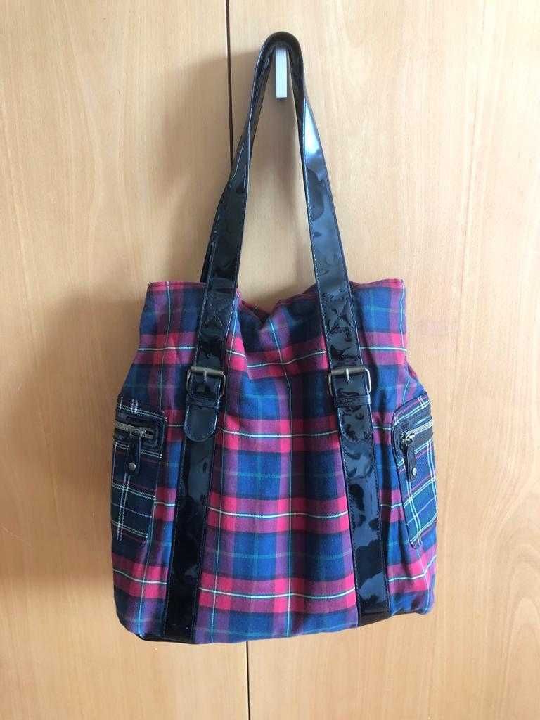 Mala / bolsa em tecido azul+vermelho e aplicações em verniz - Claire's