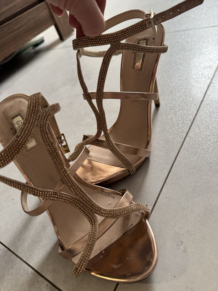 Piekne sandalki z krysztalkami Guess 39
