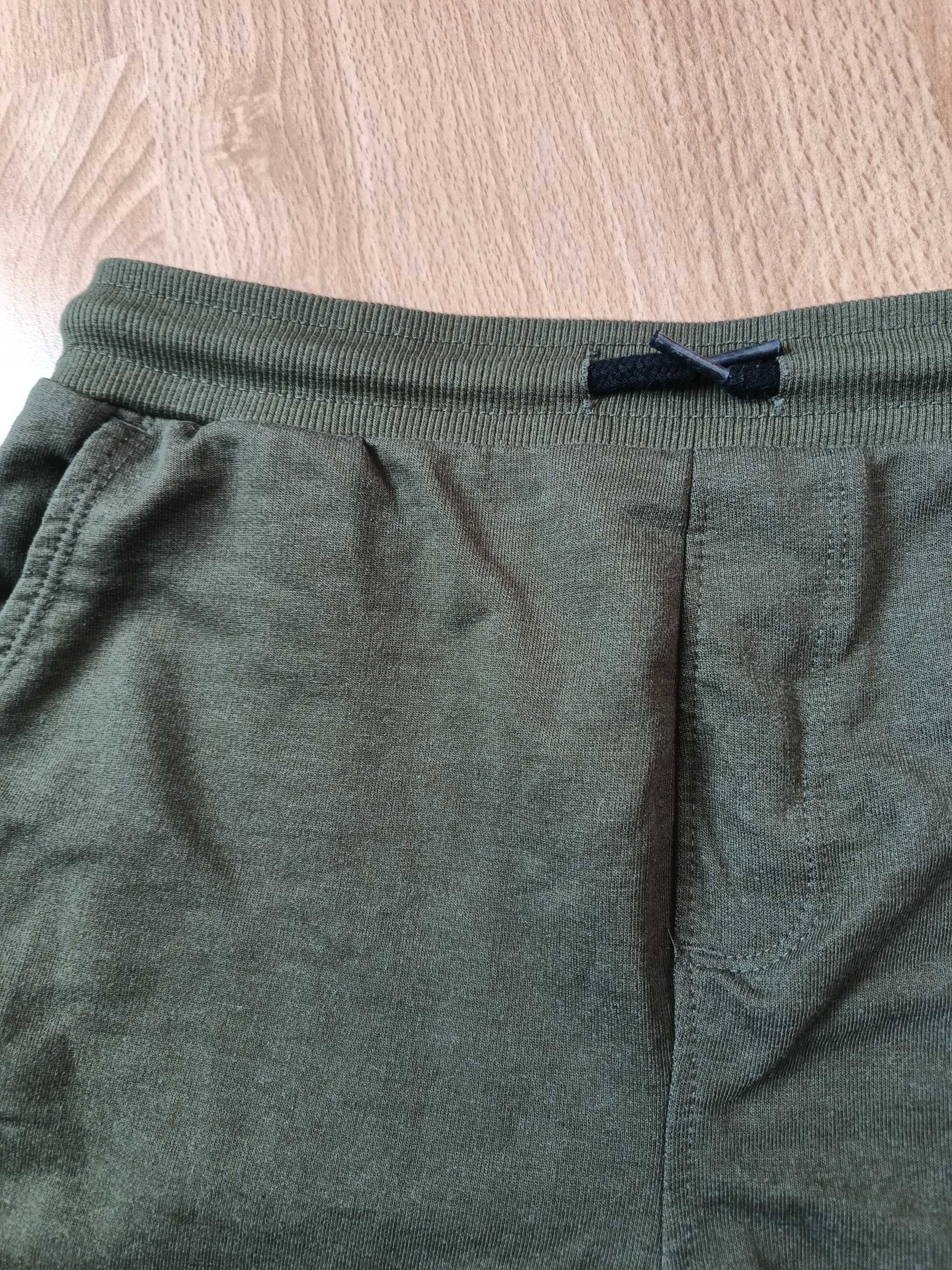 Krótkie spodenki khaki 152