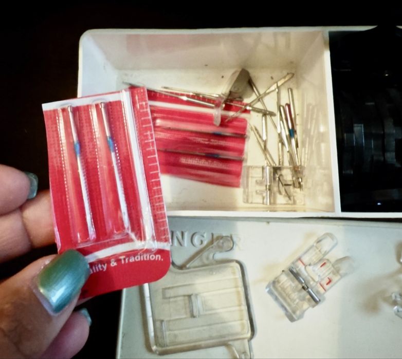 Maquina Singer com Movel de costura/bordado