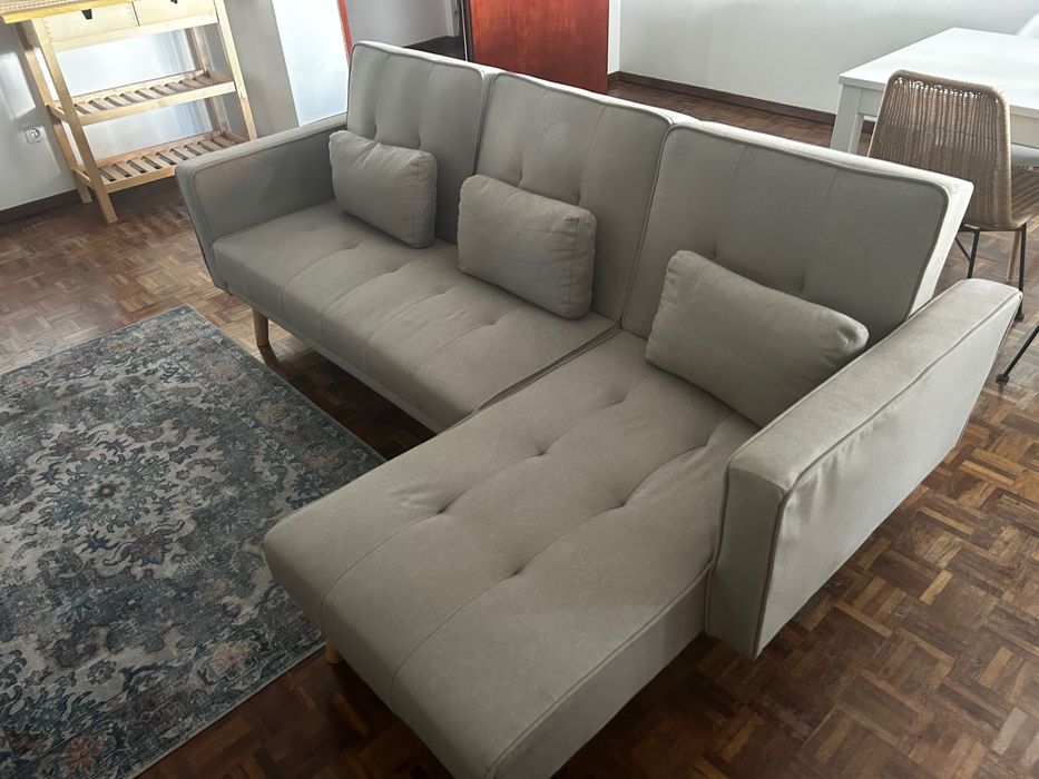 Sofá com chaise long e costas rebativeis