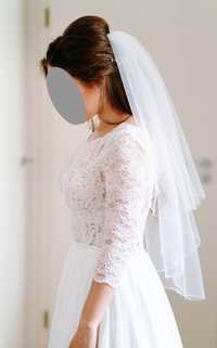 Przepiękna suknia ślubna z delikatnymi zdobieniami i koronką