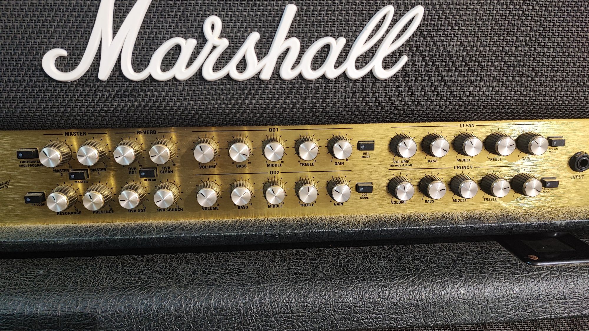 Amplificador de guitarra Marshall JVM410H c/ cabinete 4 bocas