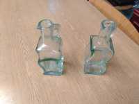 Dwie buteleczki "faliste" ze szkła o zielonkawym odcieniu.