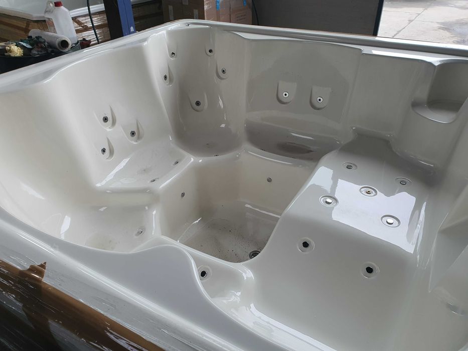 Nowe całoroczne jacuzzi ogrodowe SPA w ogrodzie jakuzzi hydromasaż
