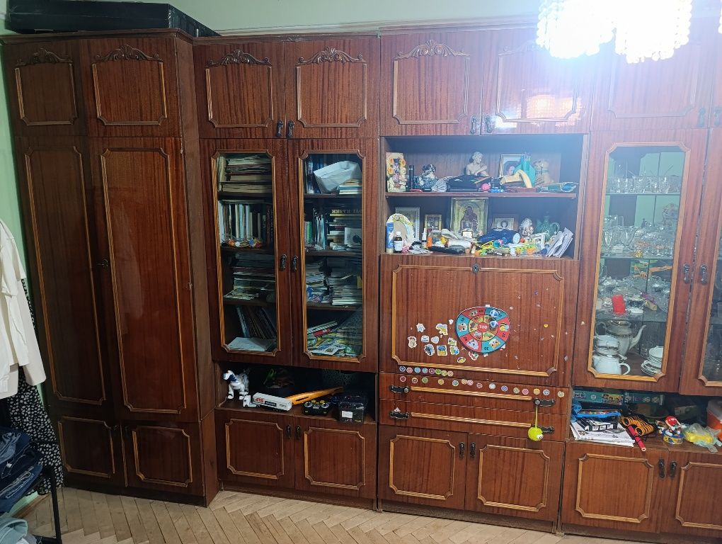 Стінка коричневого кольору.