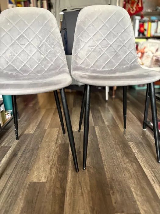 Szare krzesła welurowe