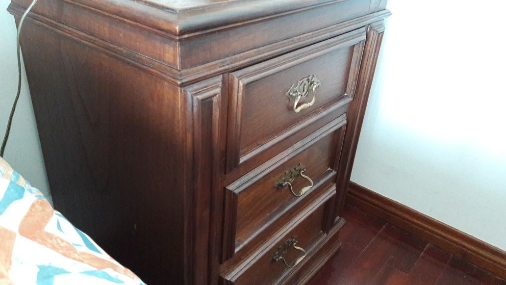 Cómoda + Mesa de cabeceira em madeira