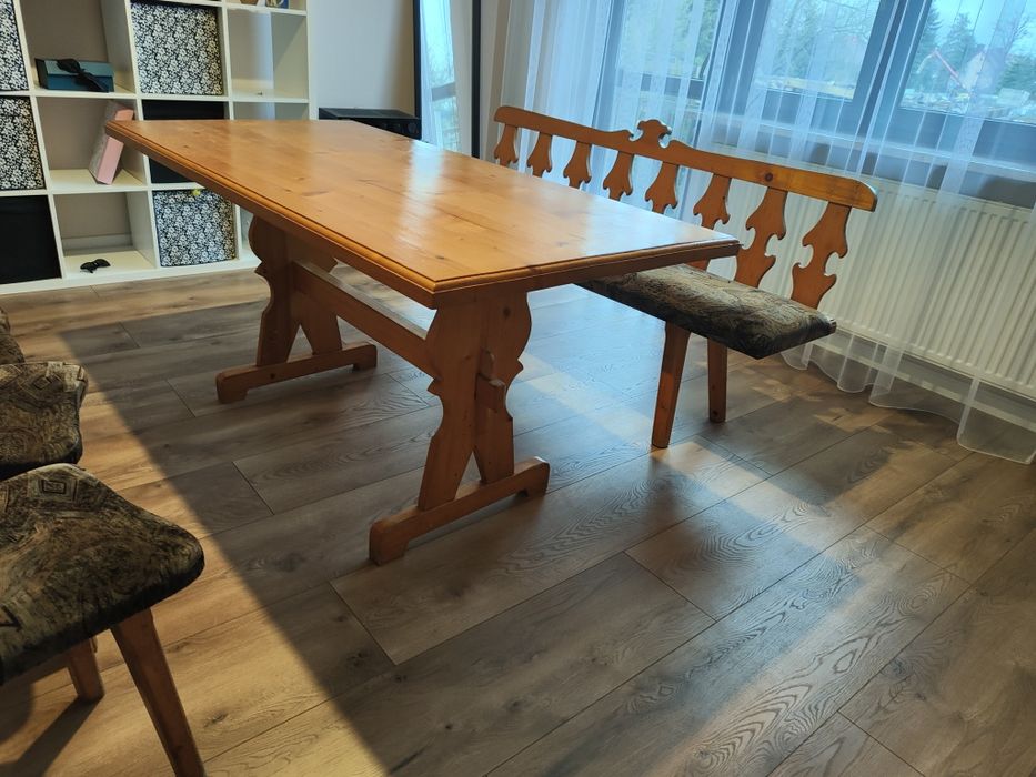 Stół góralski z krzesłami i ławeczką