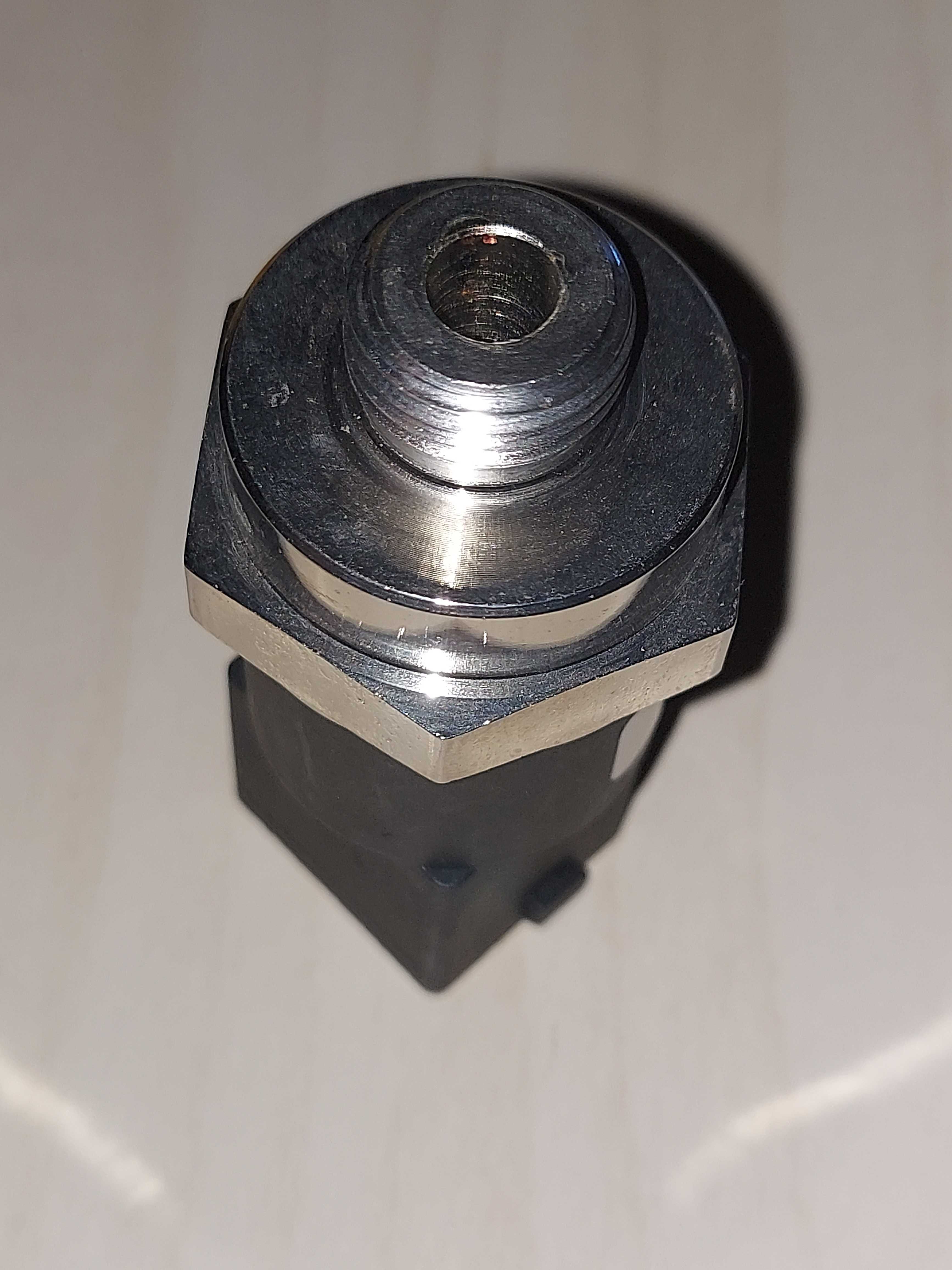 Sensor de pressão e transmissão de óleo do motor  3962.893