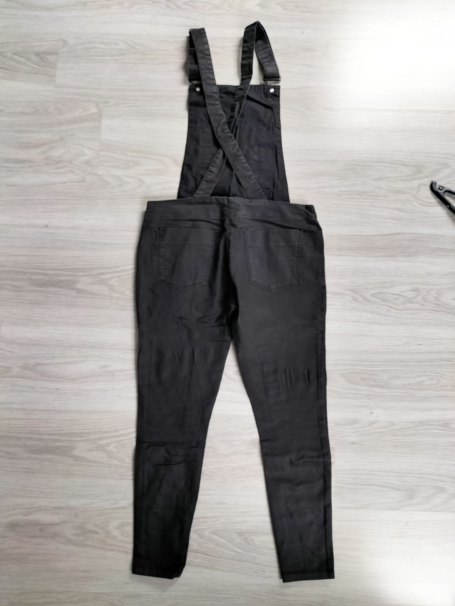 Damskie czarne spodnie ogrodniczki Pull&Bear rozmiar M