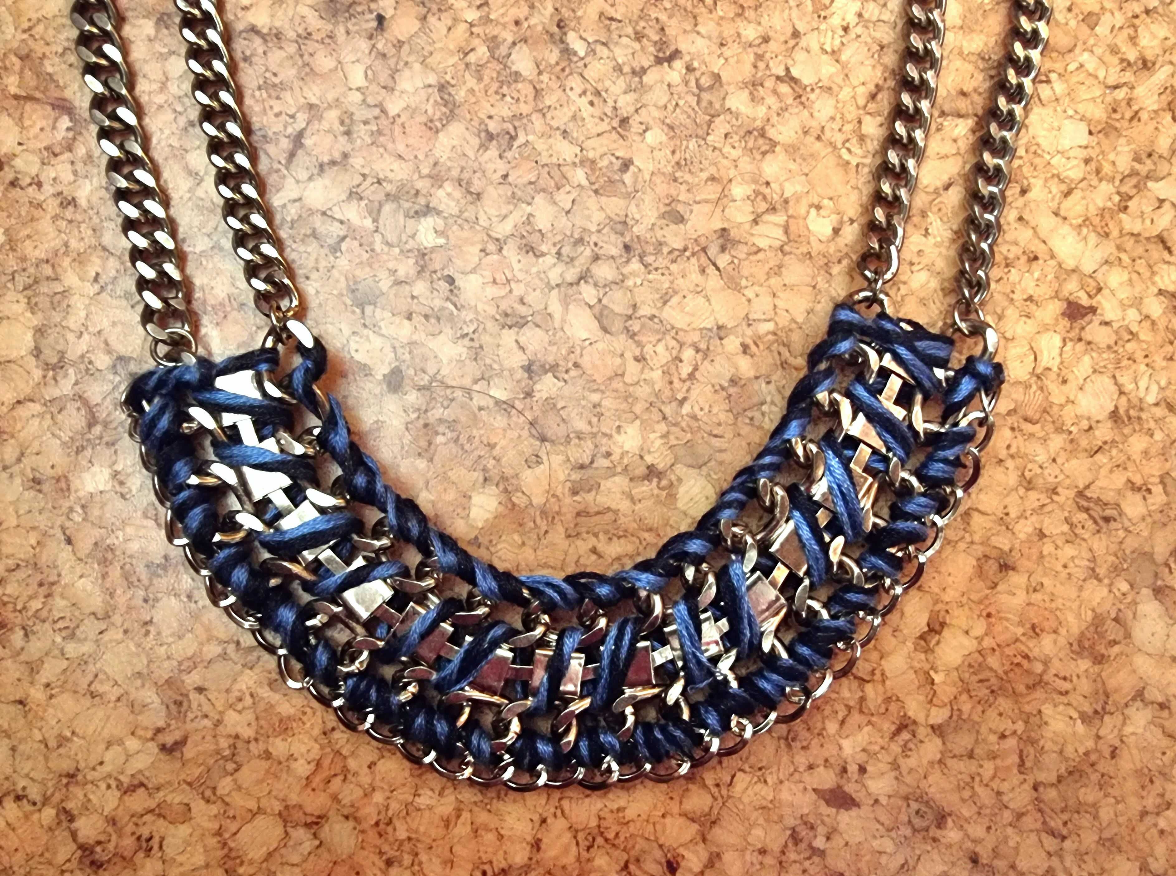 Colar dourado com trabalhado azul - nunca usado