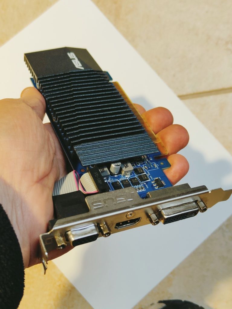 Gráfica GeForce GT 710 impecável