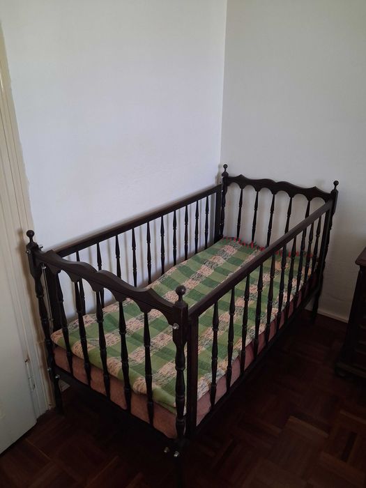 Cama em Madeira Preta Torneada para Criança