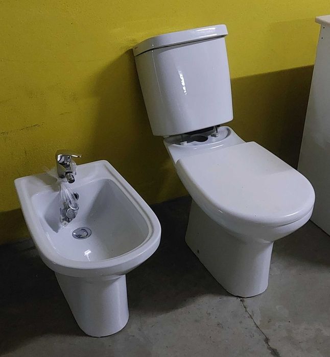 WC _ Móvel c/ pedra, lavatório, Bidé e sanita c/ reservatório.