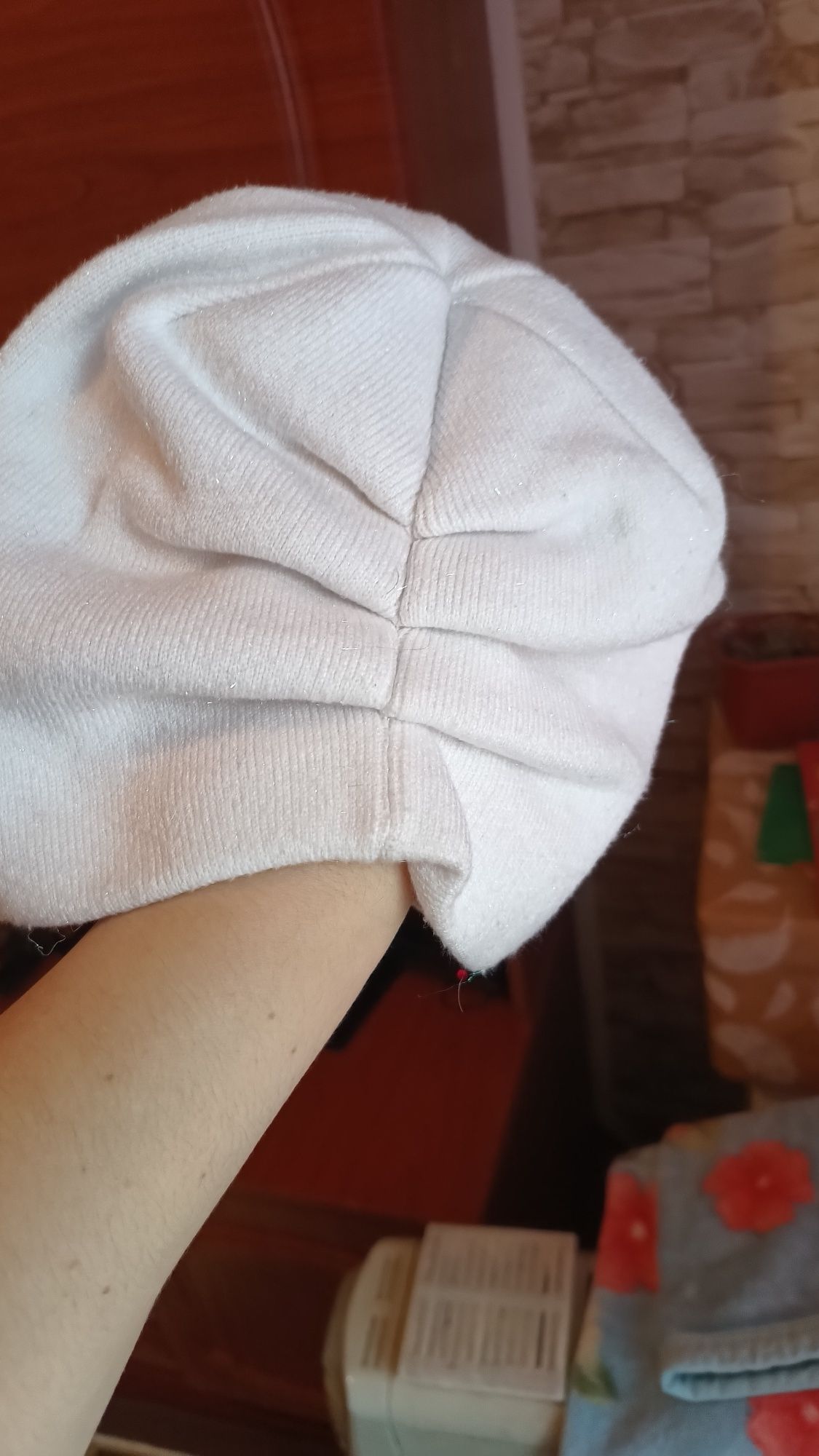 Продається біла жіноча шапка