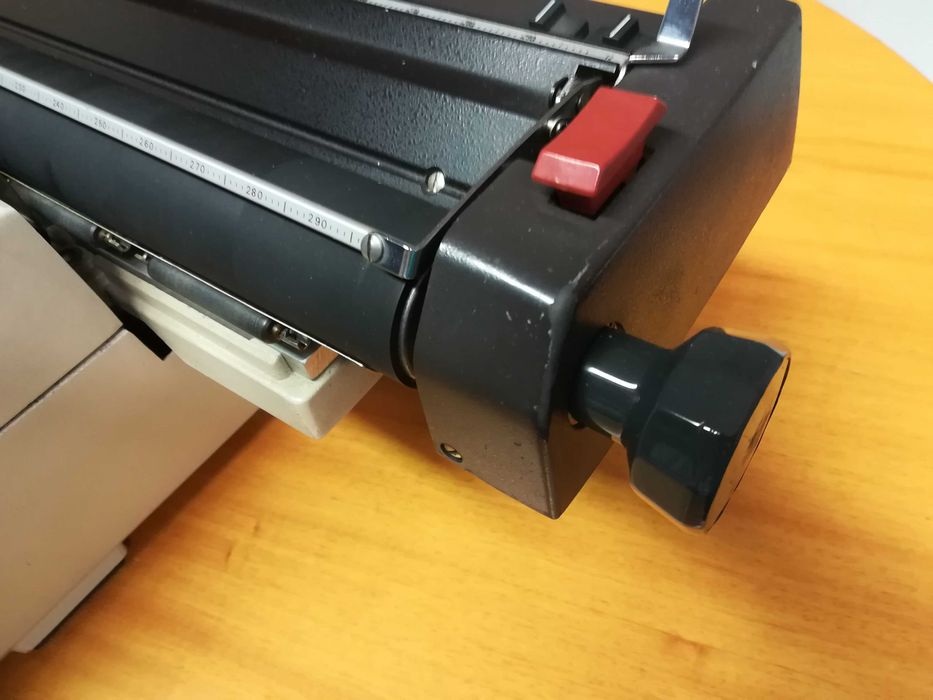 Máquina de escrever a funcionar a 100%