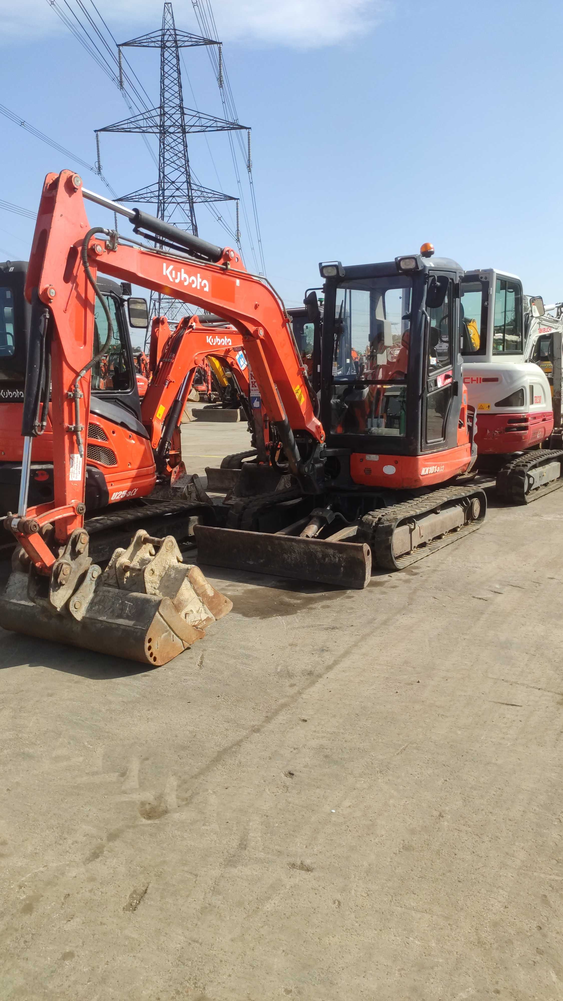 Kubota kx101. cat 305