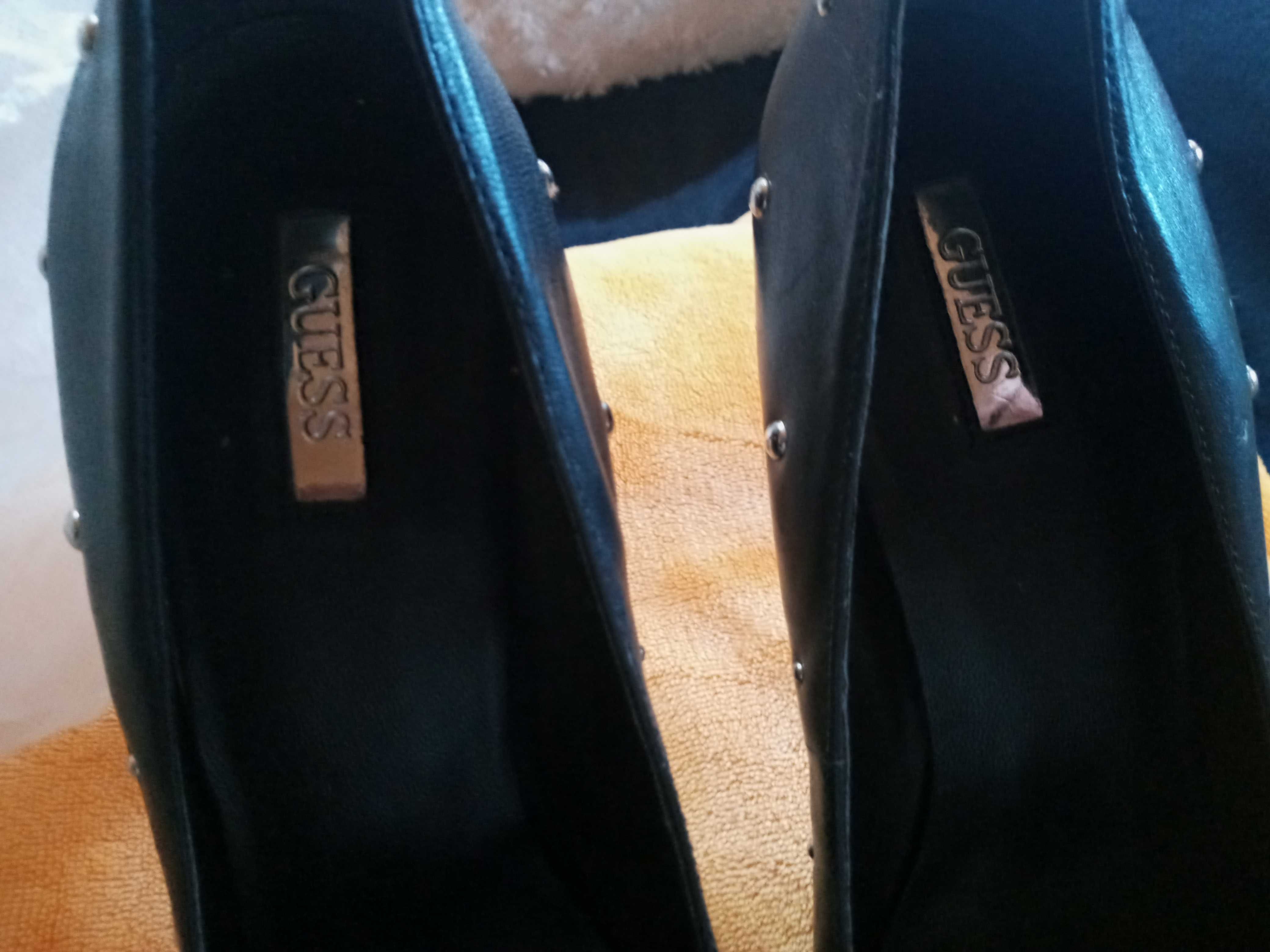 Sapatos GUESS em pele n 39