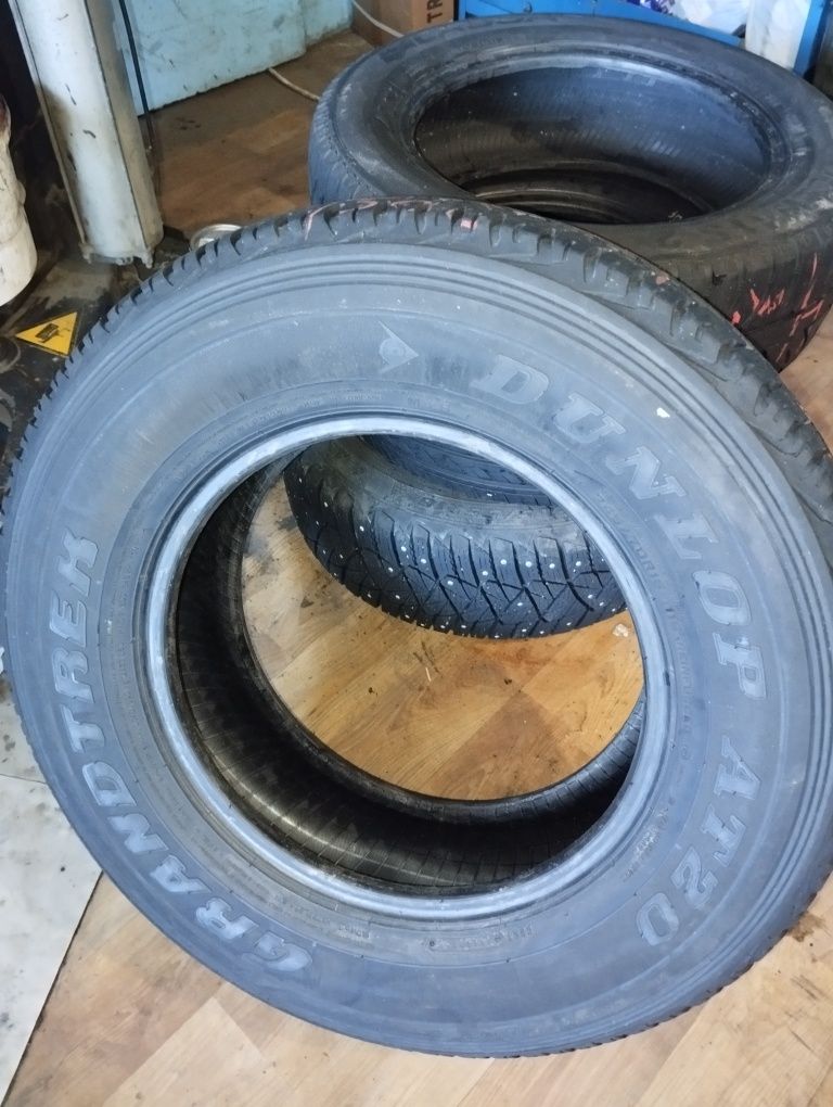 Одна шина Dunlop 245/70/16
