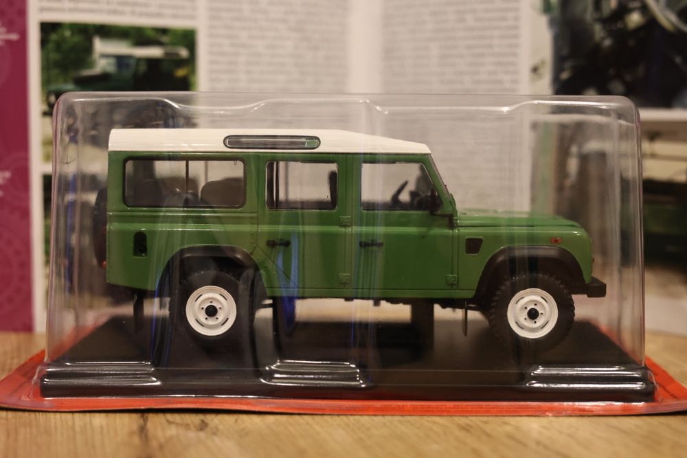 Land Rover Defender 110 kolekcjonerski 2005r skala 1:24 model nowy