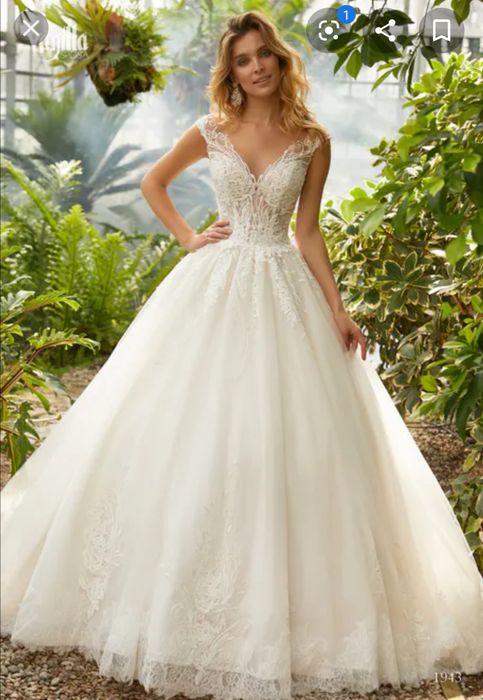 Suknia ślubna Sposabella 1943 z długim trenem i kołem