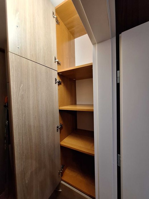 Funkcjonalna wysoka szafa z półkami i szufladami