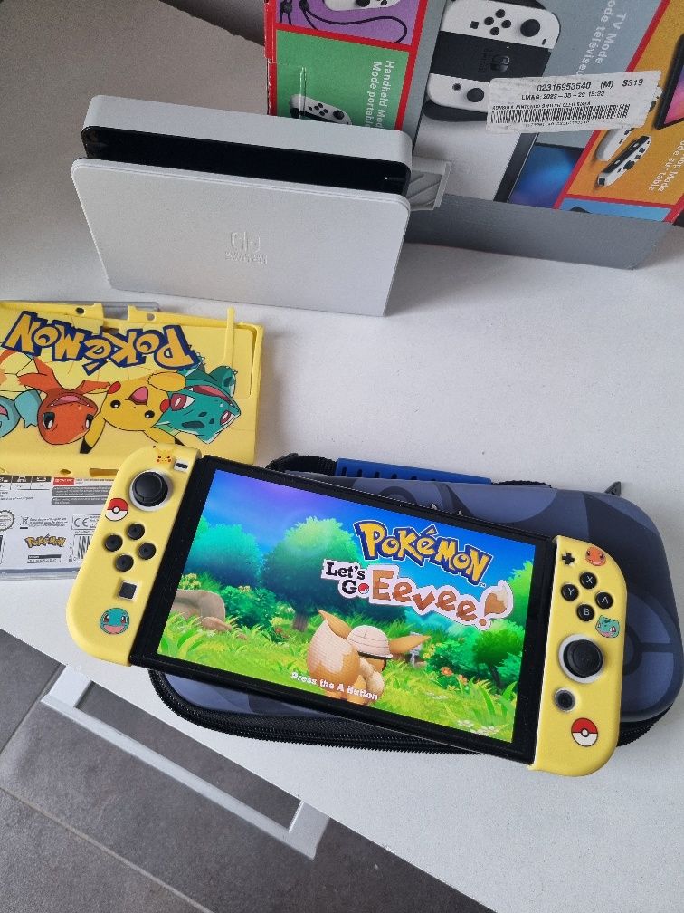 Nintendo Switch Oled + dodatki (gra pokemon, etui)