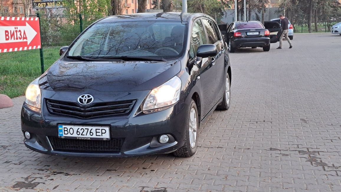 Toyota verso. 7 мест. Похожа на Grand Scenic