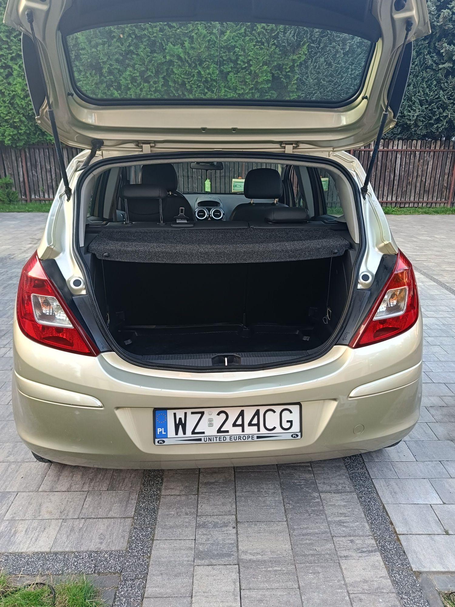 Opel corsa D 2009  ,poj 1,2 ,bogate wyposażenie