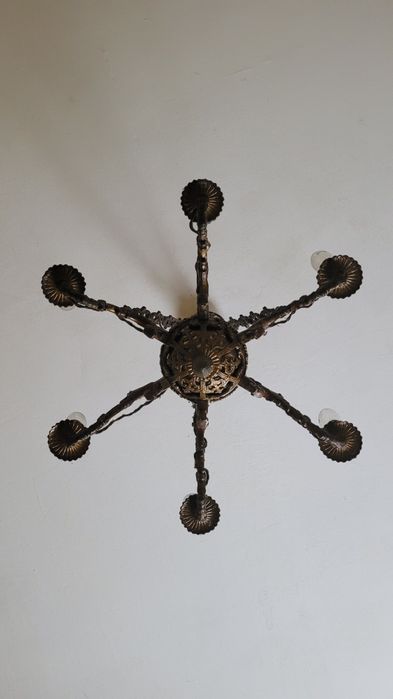 Żerandol mosiężny z figurką chłopca