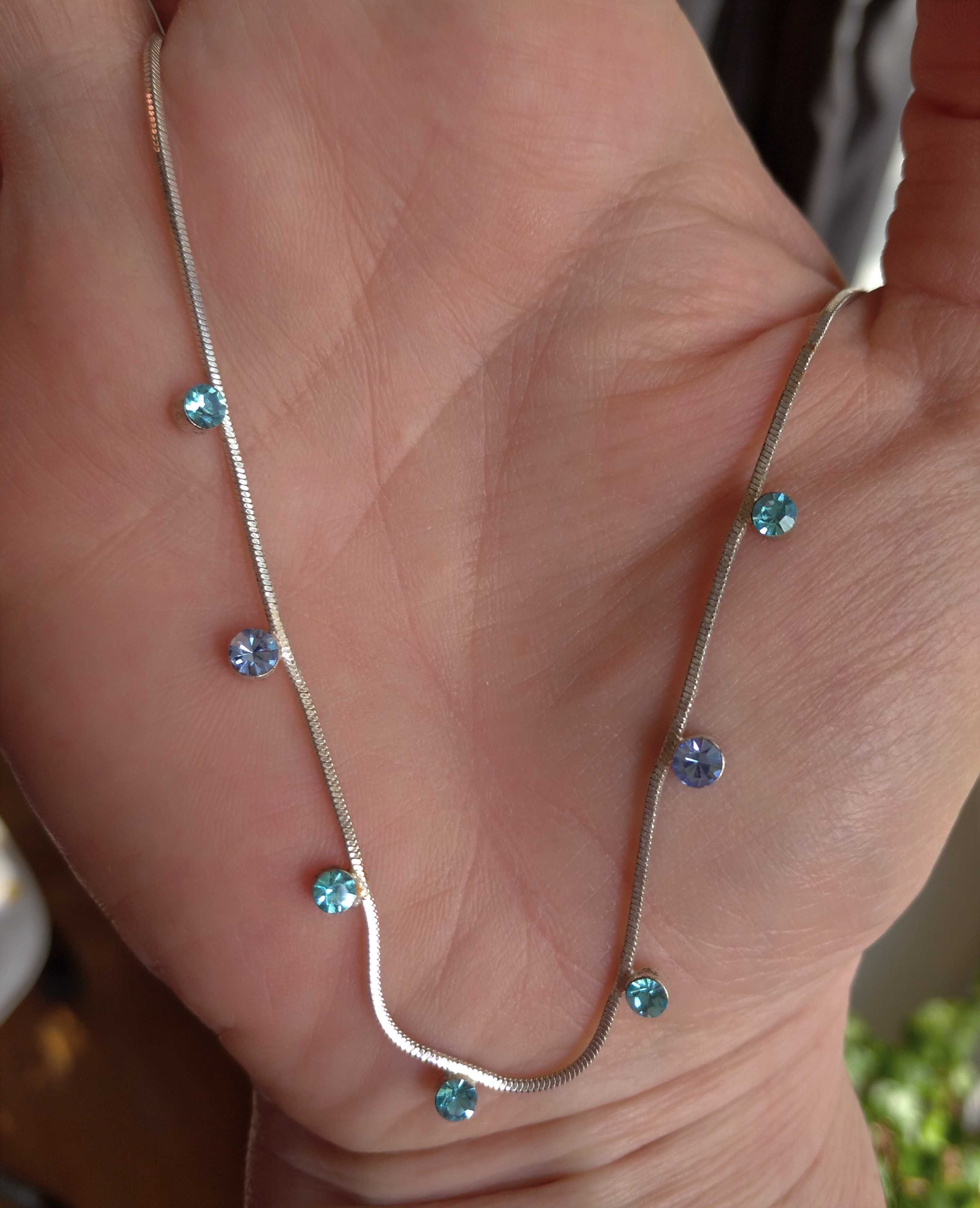 Srebrny łańcuszek z niebieskimi kryształkami